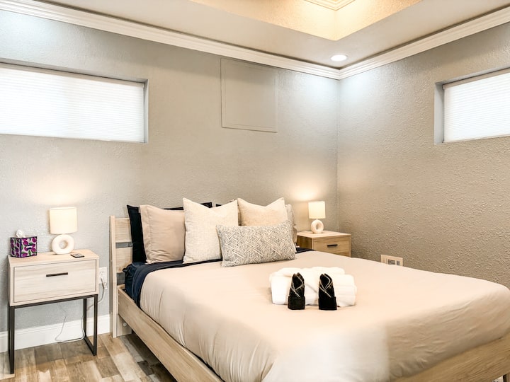 ห้องนอนทั้งสองห้องตกแต่งอย่างสะดวกสบายด้วยเตียงควีนไซส์และผ้าปูที่นอนคุณภาพ มีพื้นที่พักผ่อนสำหรับผู้เข้าพักได้สูงสุด 4 คน