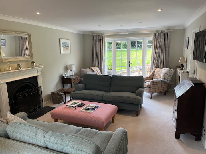 Large Country House In Stunning Hampshire Village - Wyck