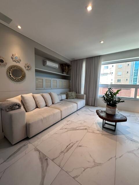 Apartamento na Meia Praia, SC