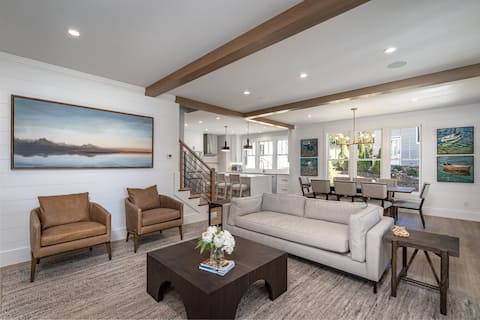 Top Airbnb: Sunrise Cove Lakeside Cottage - Newly built. in Keowee Key