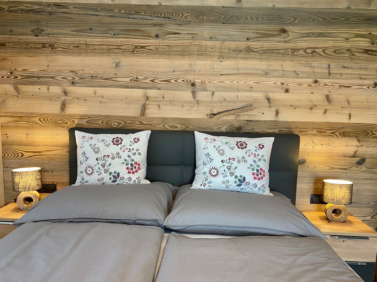 Кревет на пружина во спалната соба