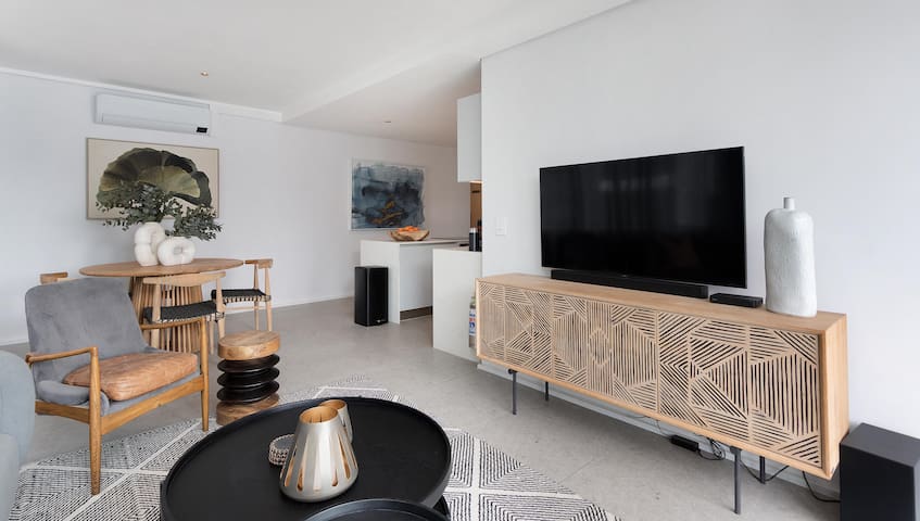 Vibrant Living in the Heart of Sea Point (Apt405)