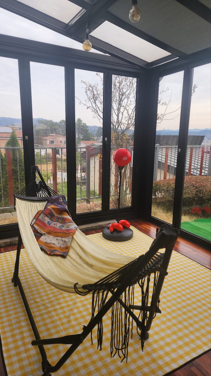 Hojdacia sieť na palec obývacej izby