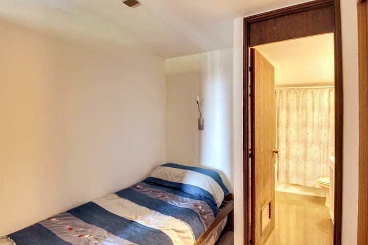 מיטת קן, אתם יכולים לקום כך שהיא תהיה באותה קומה ולהיצמד לקיר השני.
חדר ומסדרון לחדר הרחצה היחיד.
החדר הזה הוא בעבר לחדר השינה הראשי.
לכן אי אפשר שתהיה לי פרטיות בקבוצות גדולות.