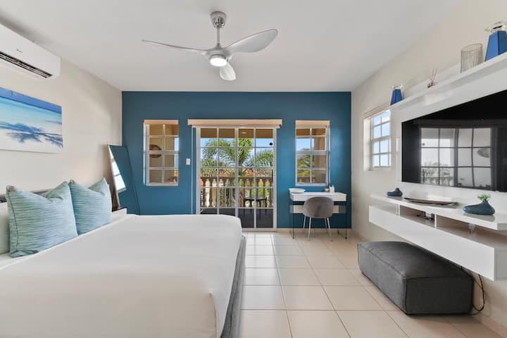 Hlavná spálňa | Oddýchnite si v manželskej posteli alebo si vychutnajte rannú kávu a vychutnajte si úchvatnú krásu arubského slnka. Váš vysnívaný výlet čaká