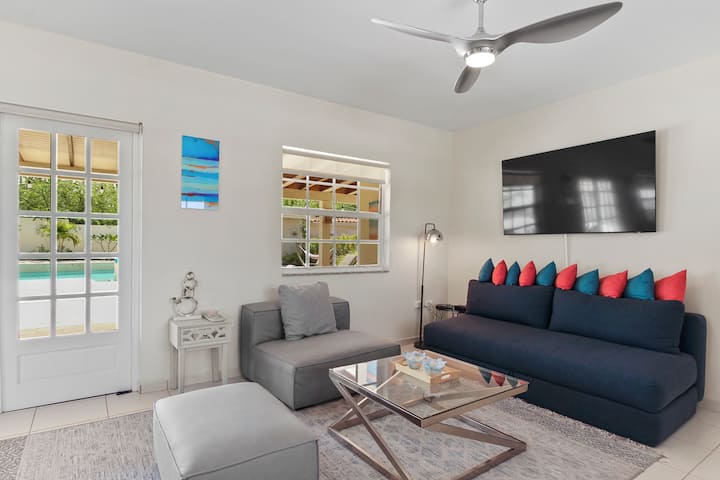 Doprajte si luxus v našom elegantnom priestore na posedenie, kde bol každý detail starostlivo pripravený tak, aby vám poskytol dokonalý relaxačný zážitok.