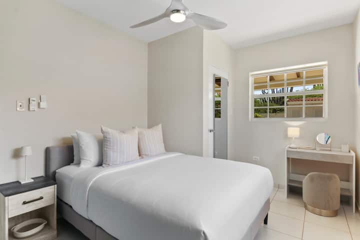 Tretia spálňa | Spite ako kráľovská rodina v našej priestrannej druhej spálni s manželskou posteľou veľkosti Queen.