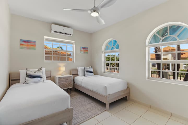 Druhá spálňa | Spite ako kráľovská rodina v našej priestrannej druhej spálni s dvoma oddelenými posteľami.