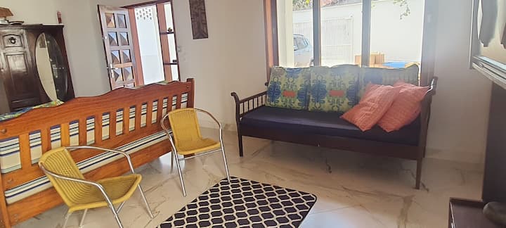 ¡Sala bien iluminada, ideal para leer o charlar!