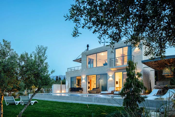 Heniochos Villas – Eirini with private pool