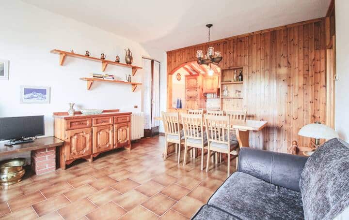 Пространата дневна соба на Casa Lucio има два кауча, убава голема дрвена маса, мал телевизор. 