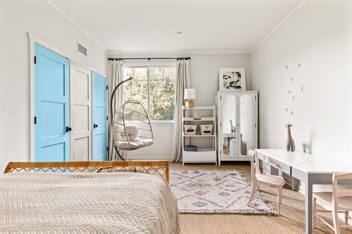 V tejto miestnosti je ďalší písací stôl. (Pre hostí je k dispozícii jedna skriňa, druhé dvere budú zamknuté.) 