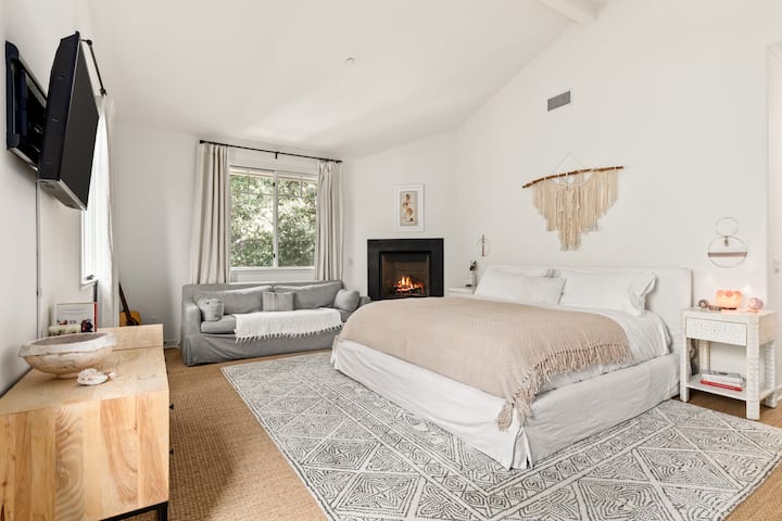 Štyri príjemné spálne. Táto má vlastnú kúpeľňu a plynový krb.