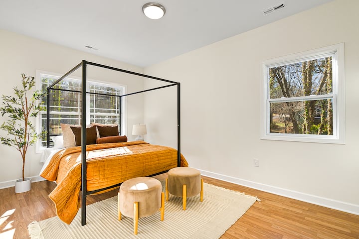 Relájate en el lujo de este tranquilo dormitorio con una majestuosa cama tamaño king adornada con un marco con dosel. 