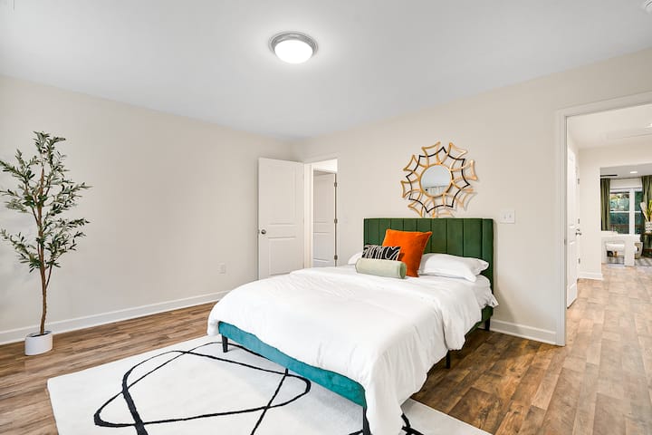 Descubre la elegancia y el confort en este dormitorio, donde una cama tamaño queen ocupa un lugar central frente a una lujosa cabecera.