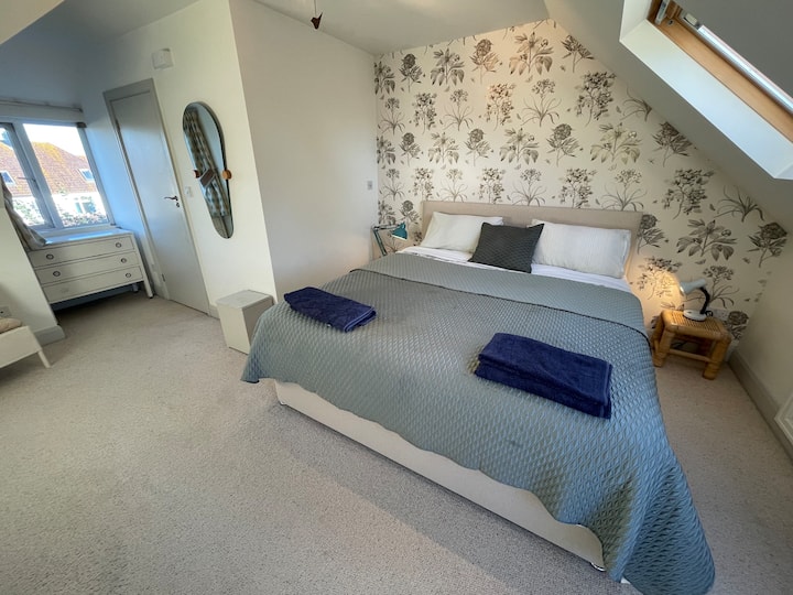 Chumba cha ghorofa cha ndani, chenye kitanda kizuri sana, chenye starehe sana