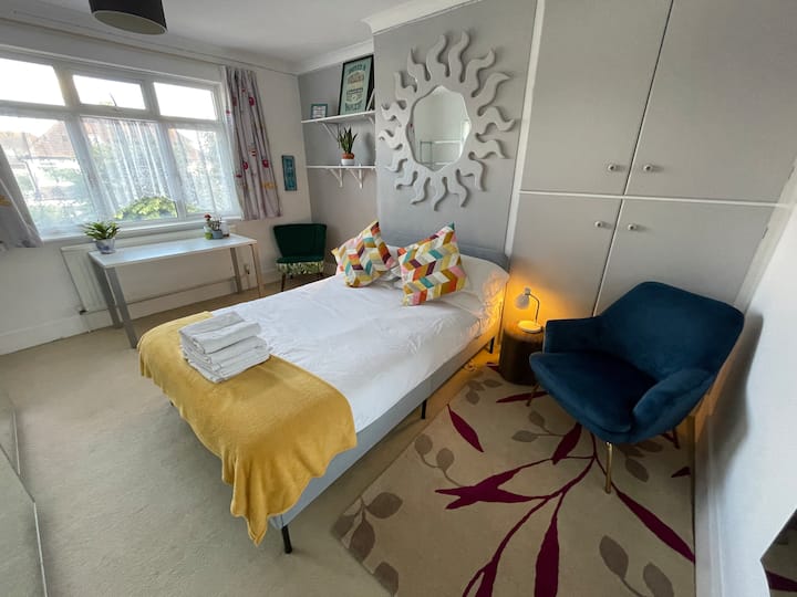 Chumba cha starehe cha watu wawili kilicho na nafasi / kiti cha dawati. Kuangalia bustani kupita kiasi.