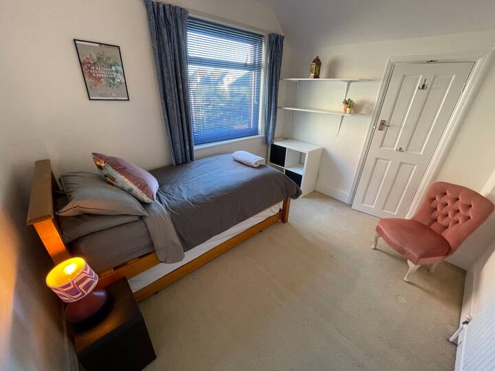 Chumba kimoja cha kulala kitamu na chenye starehe - chenye chumba kimoja cha ziada kinachoweza kukunjwa ili kutoa single 2 za ukubwa wa heshima. Magodoro mazuri kwenye yote mawili.