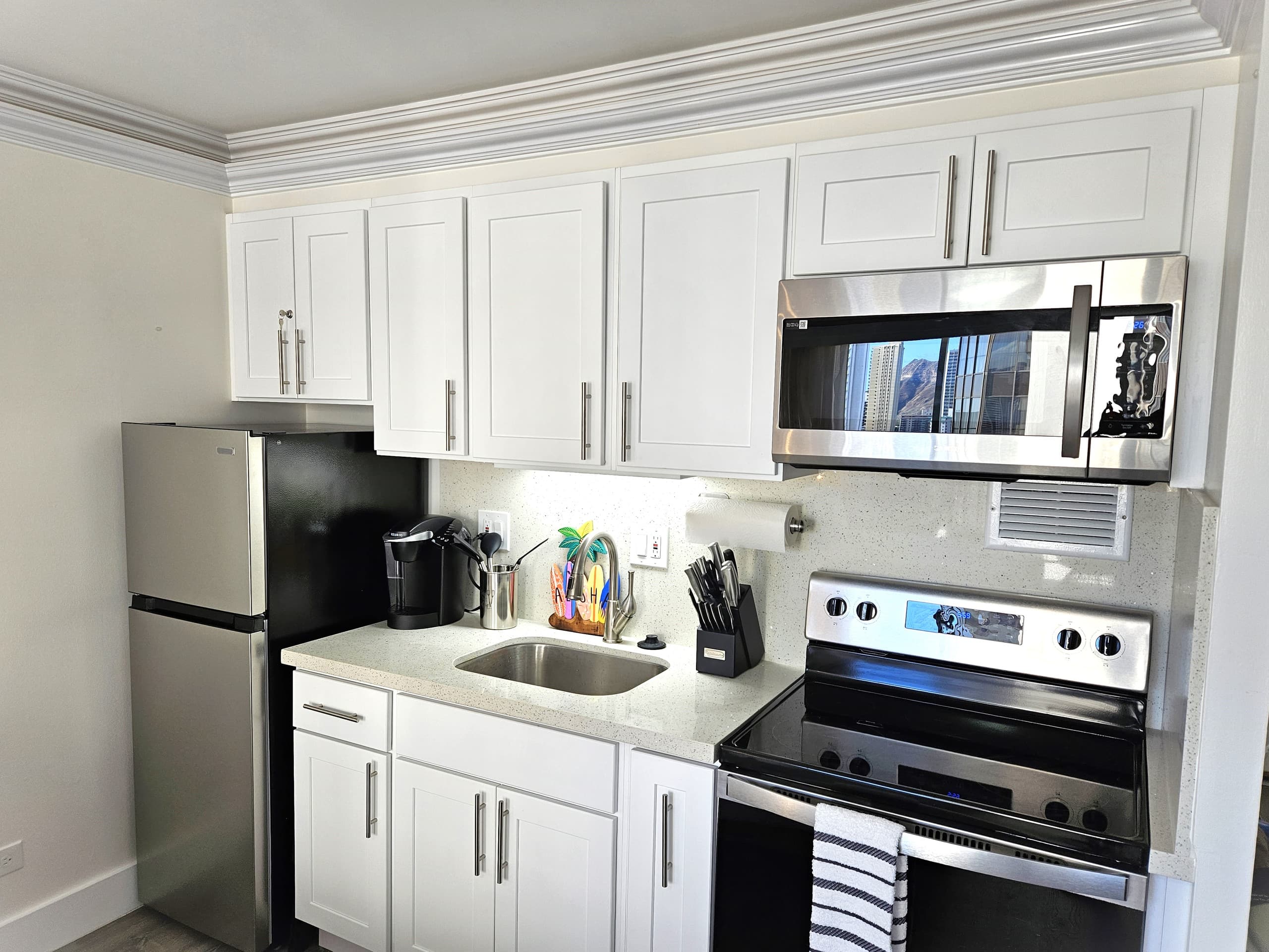 2 Queen+Sofa, Free Parking, New Renovation, View! - Image 3