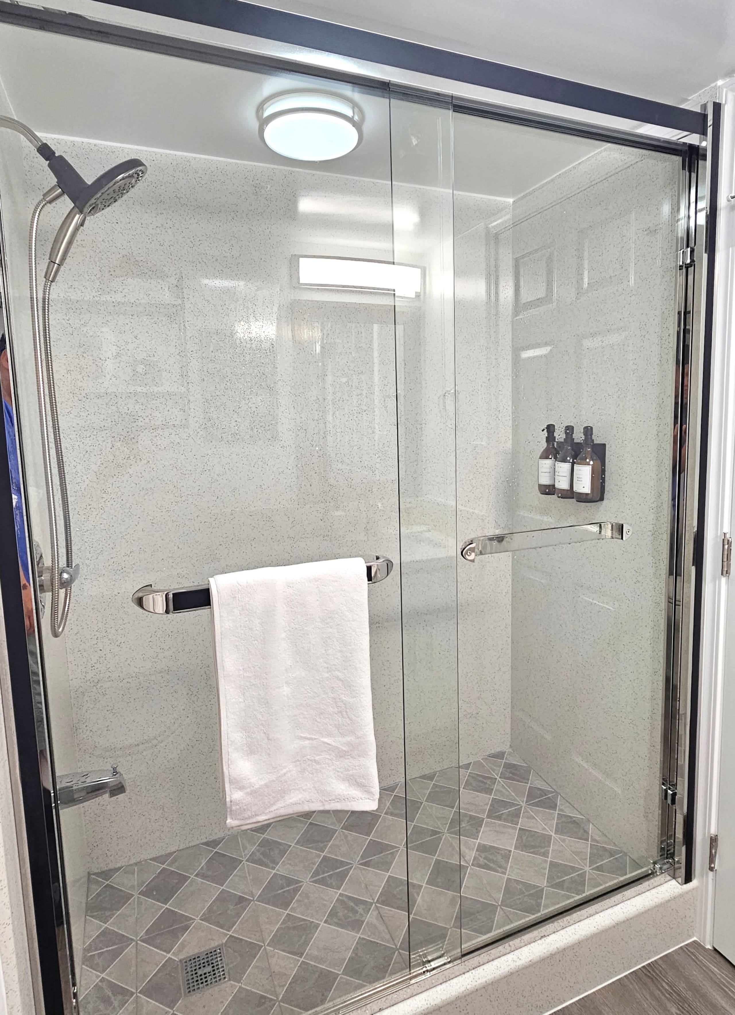 2 Queen+Sofa, Free Parking, New Renovation, View! - Image 5