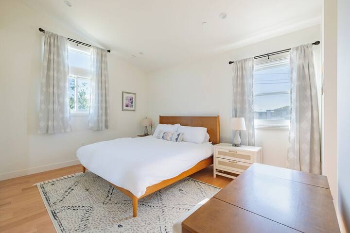 Point Dume Traditional Home with Modern Accents gallery image 5