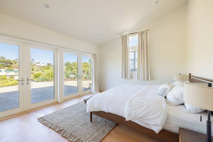 Point Dume Traditional Home with Modern Accents gallery image 4