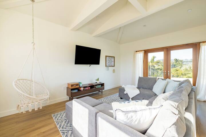 Point Dume Traditional Home with Modern Accents gallery image 2