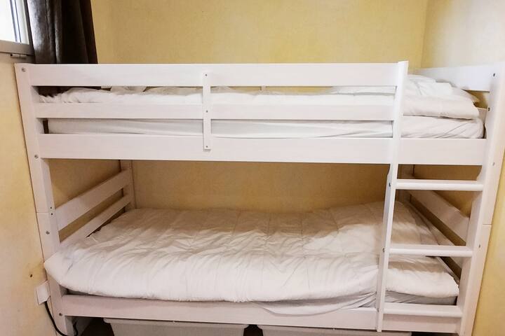 Schlafzimmer 1