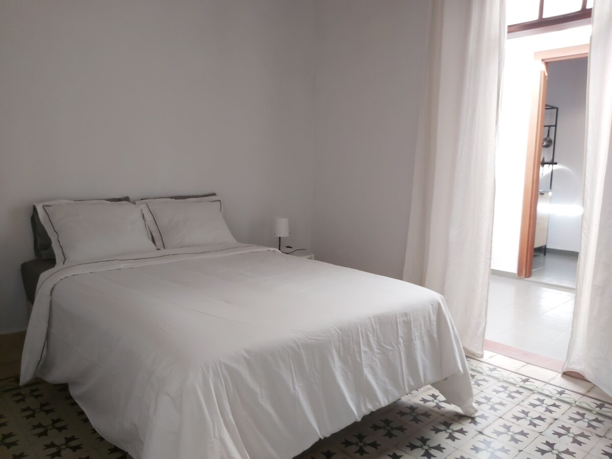 חדר שינה, 1.40 x 2 מיטה, יש כריות גבוהות או נמוכות.
מחדר השינה הוא מפנה את מקומו לחדר הרחצה בחדר הרחצה ולמטבח.