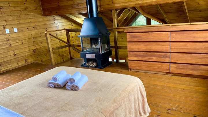 Gezellige kamer met open haard, airconditioning, goede verlichting en ventilatie, heeft een balkon en raam.