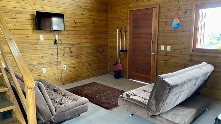 Grote woonkamer, heeft een slaapbank, smart-tv, wifi, goede ventilatie en verlichting