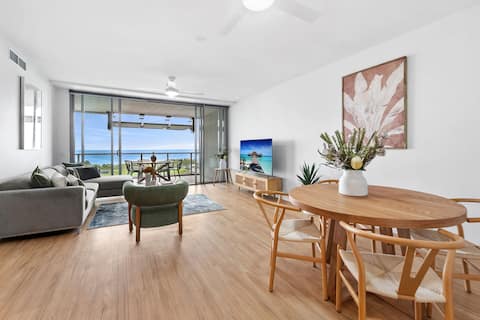 Popular Airbnb listing: Iconic Elevated Harbour Lights - 2 Bed Ocean Views in Cairns Regional