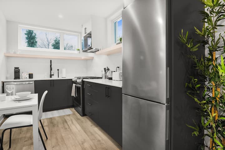 Stylish Queen Studio Apt With Fast Wi-fi & Parking - Gatineau