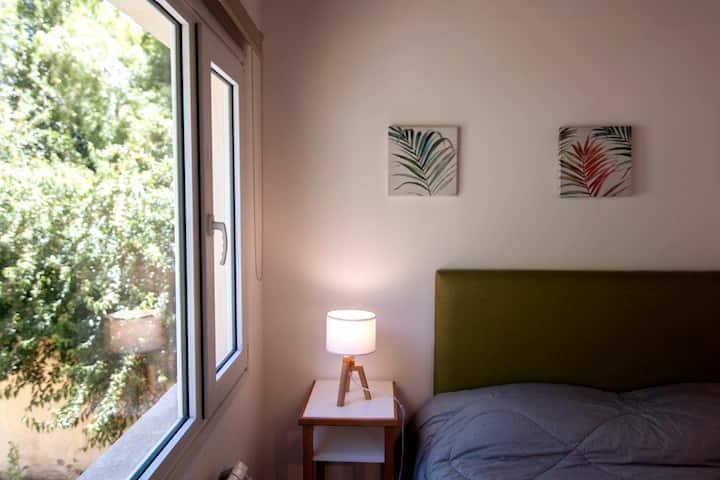 Desde la ventana, podrás contemplar paisajes que te conectan con la serenidad y la belleza natural, lo cual hace de tu estancia una experiencia única.