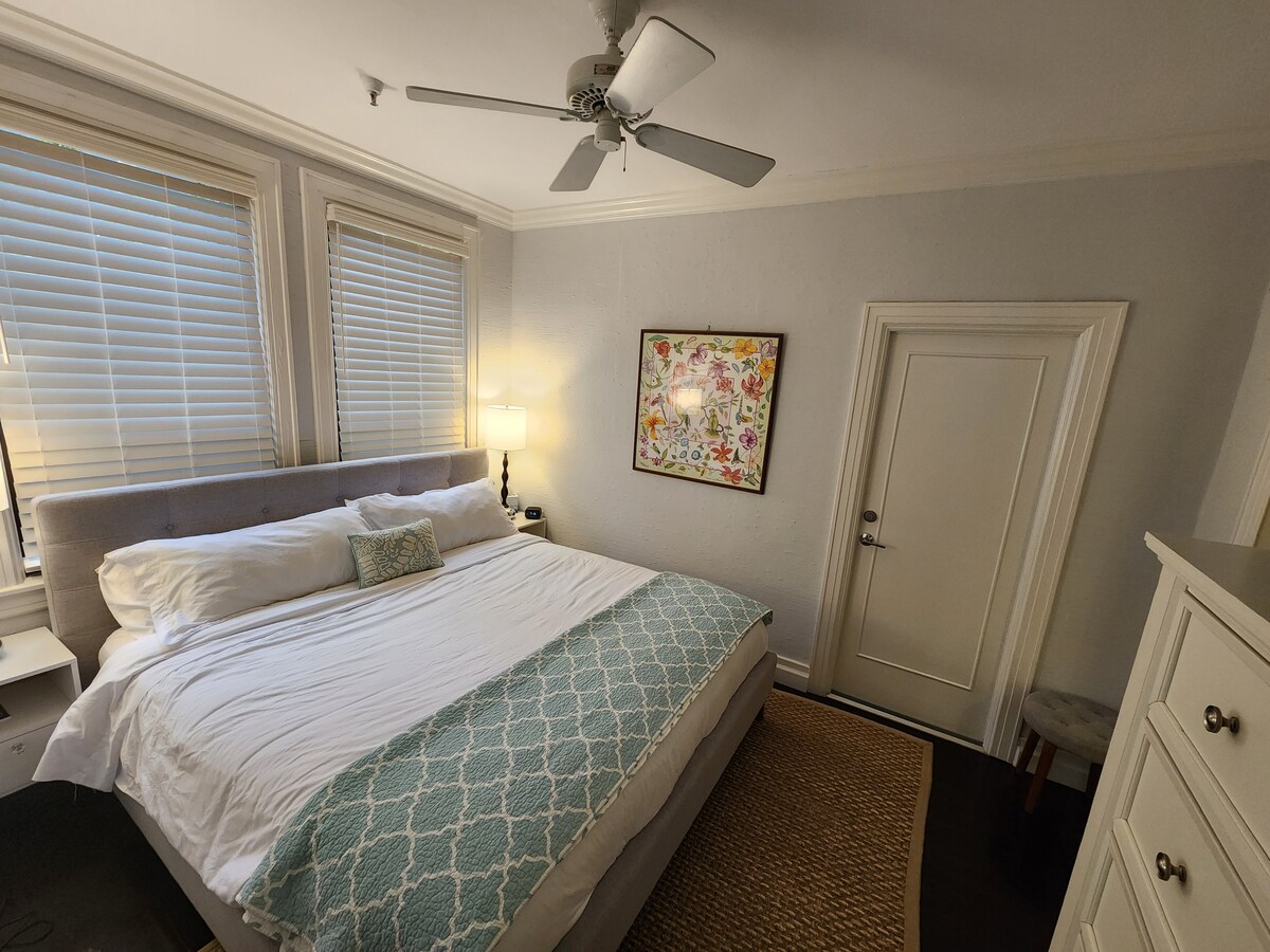 Chumba cha kulala kilicho na kitanda cha ukubwa wa King.  Godoro jipya "Weston Heavenly Bed".