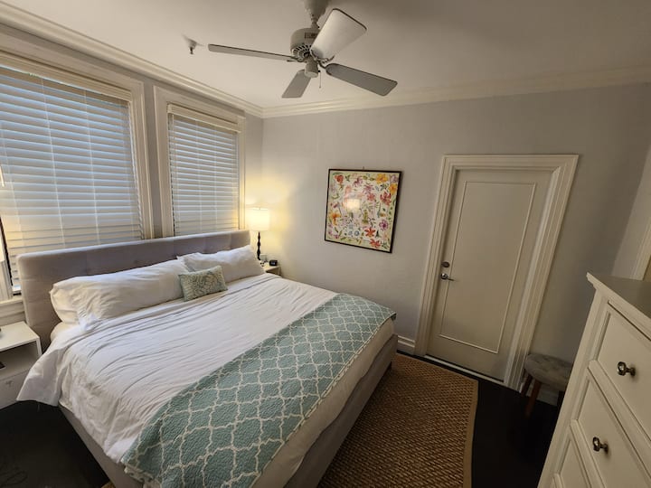 Dormitorio con cama tamaño king.  Colchón más nuevo "Weston Heavenly Bed".