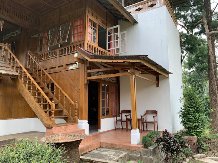 Villa Kayu By Henny Ariastoeti - Cisarua