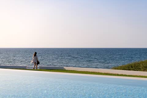 Asea Villa, Spectacular right-on-the-beach Retreat