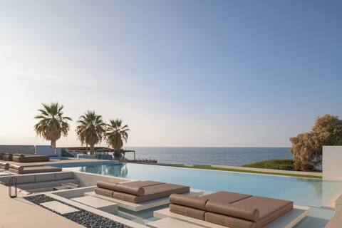 Asea Villa, Spectacular right-on-the-beach Retreat
