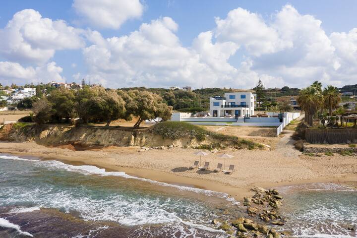 Asea Villa, Spectacular right-on-the-beach Retreat gallery image 4