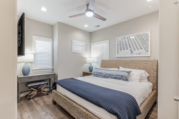 Dhoma e gjumit në katin e parë me televizor