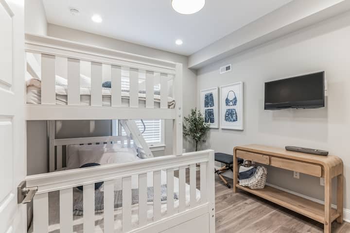 Dhoma e fjetjes në katin e parë në mes të dhomës së gjumit me televizor