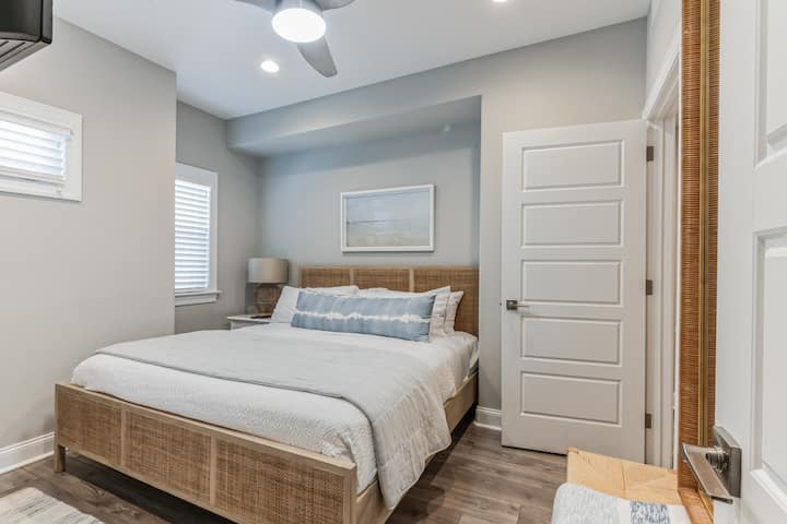 Dhoma e gjumit në katin e parë me televizor