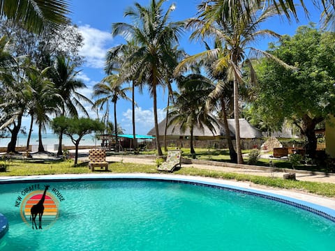 Adorable B&B on the beach - Leopard room