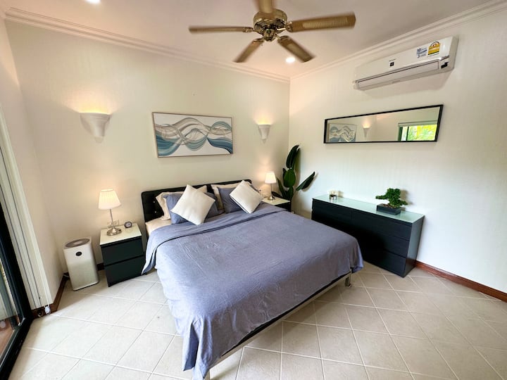 חדר שינה ראשי - מרחב מואר ומרגיע עם מיטת קינג סייז, מצעים רכים, מאוורר תקרה ומיזוג אוויר לנוחות.