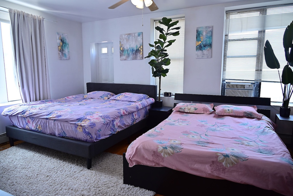 Приватна спална соба со 1 брачен кревет (широк 180 – 200 см) и 1 брачен кревет (широк 150 – 179 см)