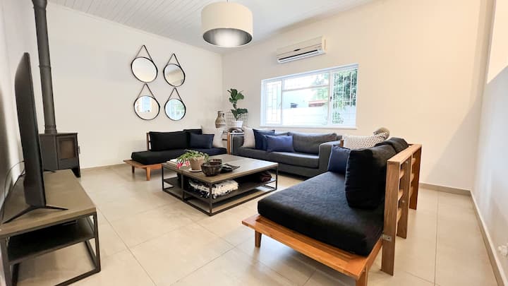 Bella Casa - Spacious & Stylish Home With A Pool - Paarl