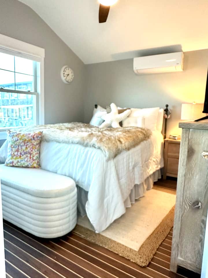 舒适一张标准双人床。 