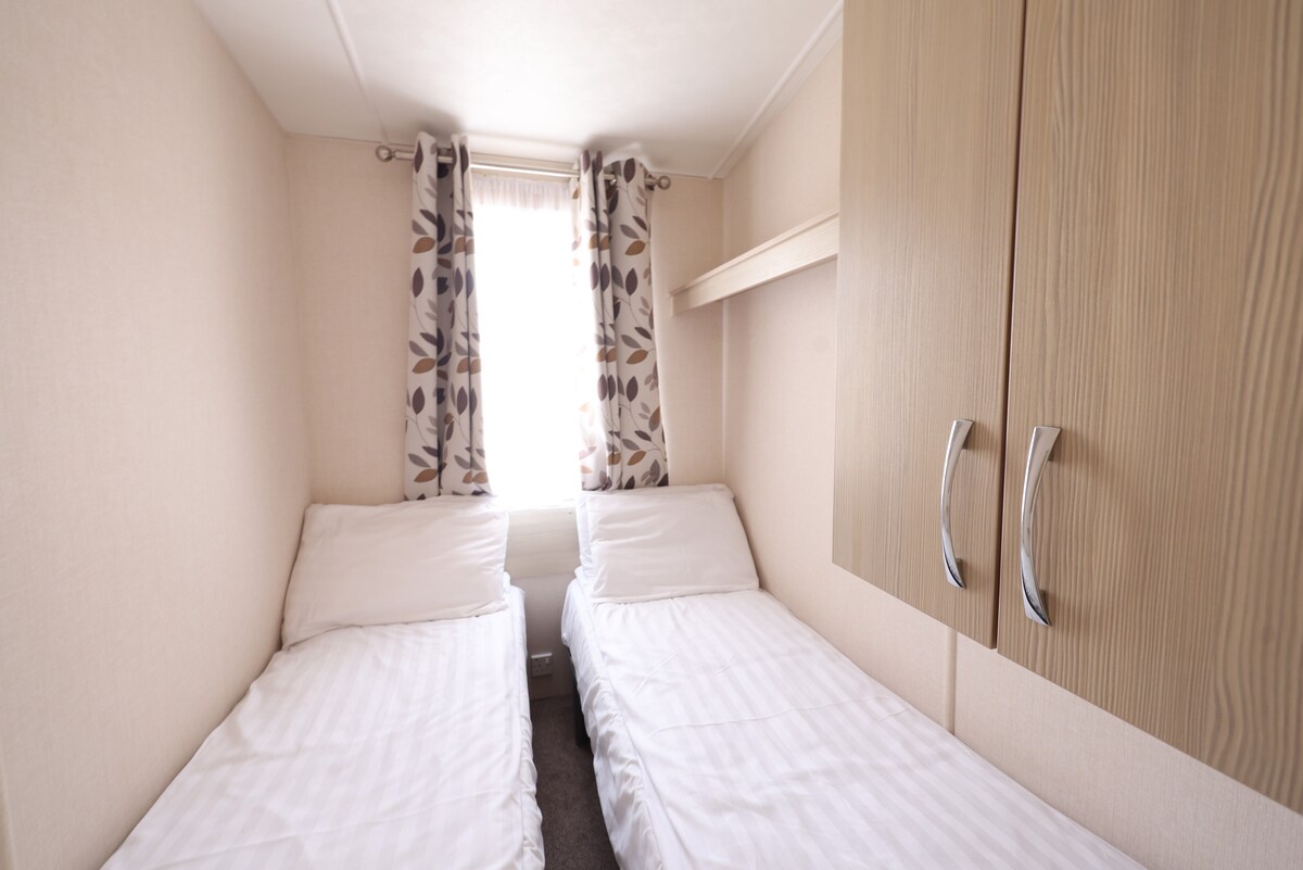 غرفة نوم تضم سريرين صغيرين