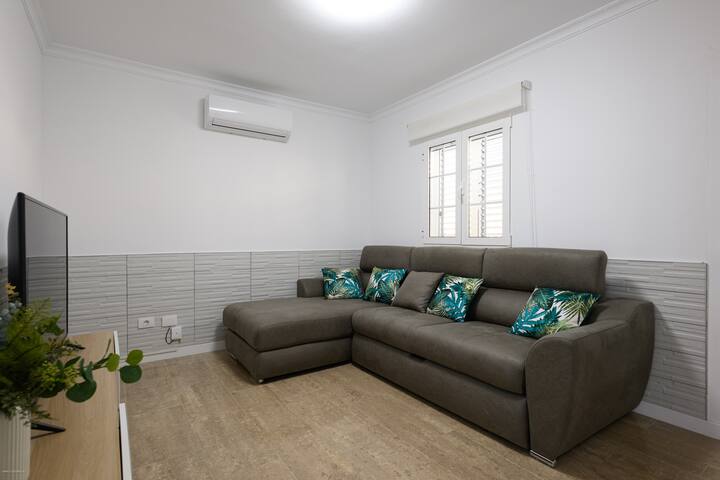 Дневна соба со кревет во фотелја